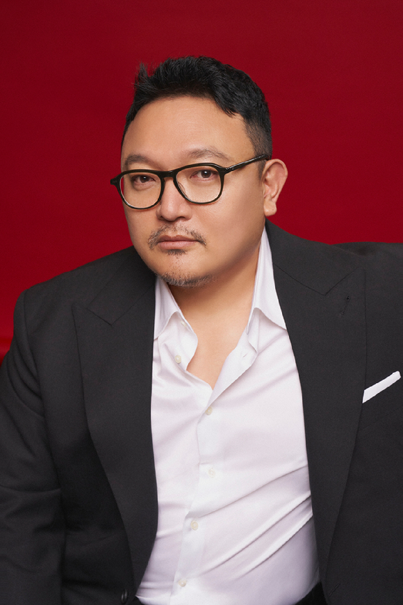 이해영 감독이 넷플릭스 시리즈 '애마' 인터뷰에 앞서 포즈를 취하고 있다. [사진=넷플릭스]