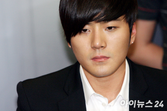  가수 이루 지난 2010년 서울 강남구 서초동의 한 빌딩에서 작사가 최희진과 관련된 공식입장을 밝히는 기자회견을 가지고 있다. [사진=아이뉴스24 DB]