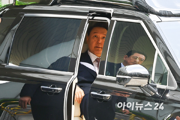 윤석열 전 대통령이 9일 오전 서울 서초구 서울중앙지방법원에서 열릴 내란 우두머리 혐의 사건 6차 공판에 출석하고 있다. [사진=사진공동취재단]