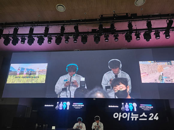 10일 배틀그라운드 프로게이머 안재범·남경민 선수가 홍대 WDG스튜디오에서 직접 제품을 시연하고 있다. [사진=설재윤 기자]