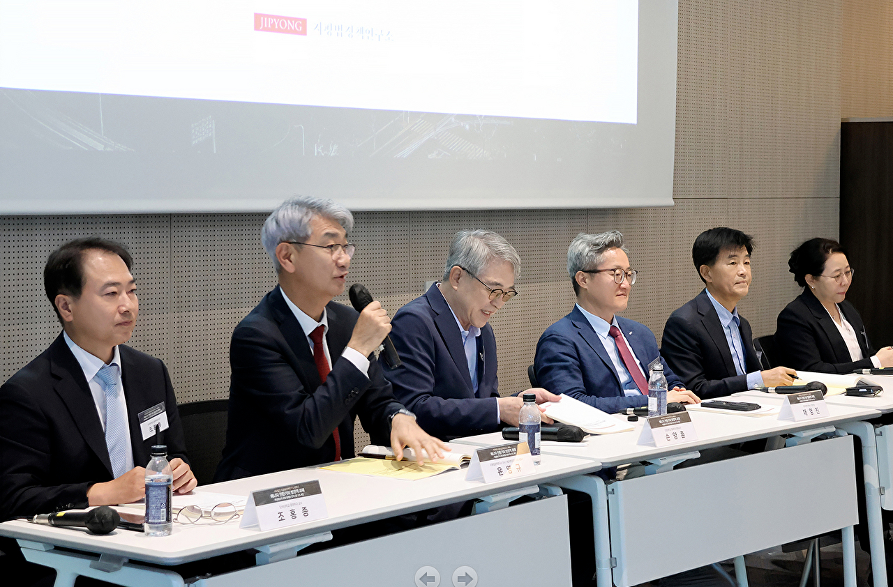 지평법정책연구소 관계자들이 지난 14일 서울 중구 지평 본사에서 '에너지 전환기의 법정책 과제'를 주제로 열린 세미나에서 의견을 발표하고 있다. [사진=법무법인 '지평']