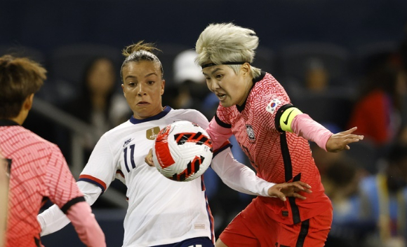 한국 여자축구 대표팀 지소연이 22일(한국시간) 미국 캔자스주 칠드런스 머시 파크에서 열린 미국과의 평가전에서 볼다툼을 하고 있다. [사진=뉴시스]