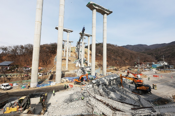 25일 경기도 안성시 서운면 산평리 소재 서울세종고속도로 천안~안성구간 9공구 천용천교 건설 현장에서 교량 연결작업 중 교각에 올려놓았던 상판이 무너지는 사고가 발생했다. [사진=연합뉴스]