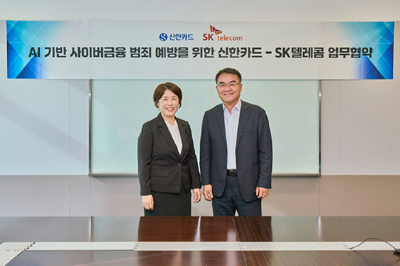 이규식 SKT AI Contact사업 담당(사진 오른쪽)과 진미경 신한카드 고객 최고 책임자(사진 왼쪽)가 협약서에 서명하고 기념촬영을 하고 있는 모습 [사진=SKT]