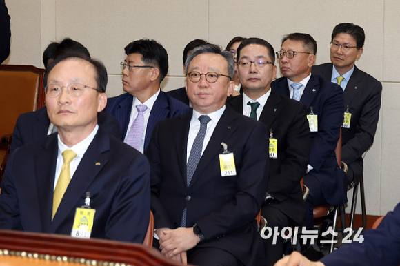(왼쪽부터)이환주 KB국민은행장-정상혁 신한은행장-이호성 하나은행장-정진완 우리은행장-강태영 NH농협은행장 19일 오후 서울 여의도 국회에서 진행된 정무위원회 금융감독원 등 국정감사에 증인으로 출석해 선서하고 있다. [사진=정소희 기자]