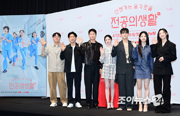 (왼쪽부터)신원호 크리에이터-이민수 연출-배우 정준원-고윤정-강유석-신시아-한예지가 10일 오후 서울 구로구 라마다신도림에서 열린 tvN 새 토일드라마 '언젠가는 슬기로울 전공의생활' 제작발표회에 참석하고 있다. [사진=정소희 기자]