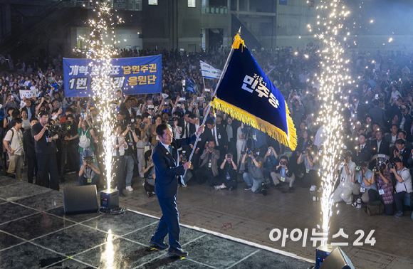 정청래 더불어민주당 신임 대표가 2일 오후 경기 고양시 킨텍스에서 열린 제2차 임시전국당원대회에서 당기를 흔들고 있다. [사진=곽영래 기자]