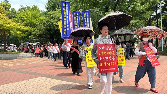 충북지역 공공의료인프라 확충을 위한 민관정 공동위원회 회원들이 21일 충북도청 인근에서 의사단체 집단행동을 규탄하는 거리 행진을 하고 있다. [사진=임양규 기자]