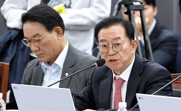 강원 정선군 강원랜드에서 열린 국회 산업통상자원중소벤처기업위원회 국정감사에서 국민의힘 이종배 의원이 피감기관에 자료를 요청하고 있다. 2025.10.20 [사진=연합뉴스]