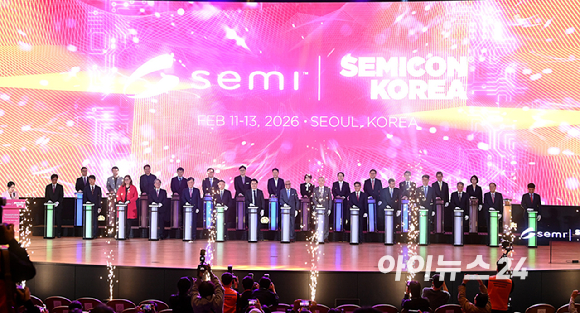 아지트 마노차(Ajit Manocha) 세미(SEMI) 최고경영자(CEO), 이용한 원익 회장, 문신학 산업통상부 1차관, 송재혁 삼성전자 디바이스솔루션(DS) 부문 최고기술책임자(CTO) 사장 등이 11일 서울 강남구 코엑스에서 열린 세미콘 코리아 2026에서 개막 퍼포먼스를 하고 있다. [사진=곽영래 기자]