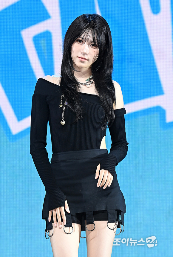 걸그룹 이프아이(ifeye) 태린이 16일 서울 한남동 블루스퀘어에서 진행된 미니 2집 물결 '낭' Pt.2 'sweet tang(스윗탱)' 쇼케이스에서 포토타임을 갖고 있다. [사진=곽영래 기자]