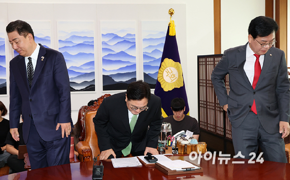 우원식 국회의장(가운데)과 김병기 더불어민주당(왼쪽), 송언석 국민의힘 원내대표가 23일 국회의장실에서 회동을 갖고 있다. [사진=곽영래 기자]