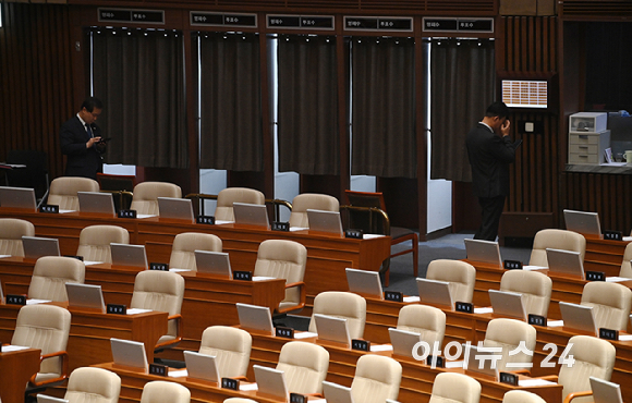 7일 오후 서울 여의도 국회에서 열린 제435회 국회(임시회) 제1차 본회의에서 대한민국헌법 개정안이 국민의힘 의원 불참으로 투표가 불성립 되고 있다. 국민의힘 의원들의 자리가 비어 있다. [사진=곽영래 기자]