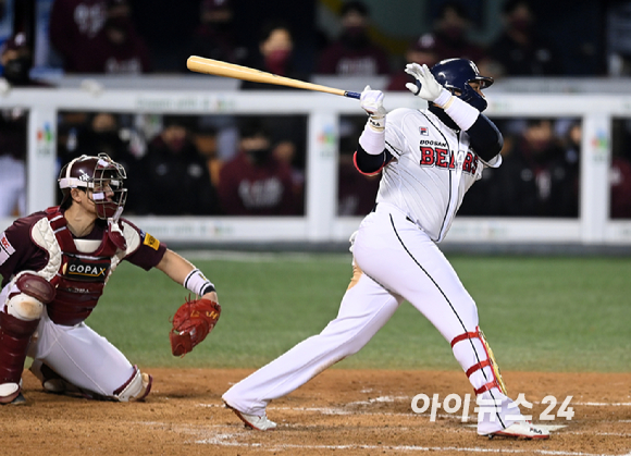 2일 오후 서울 잠실야구장에서 '2021 신한은행 SOL KBO리그' 키움 히어로즈와 두산 베어스의 와일드카드 결정전 2차전이 진행됐다. 두산 페르난데스가 4회말 2사 1,2루 1타점 적시타를 치고 있다.