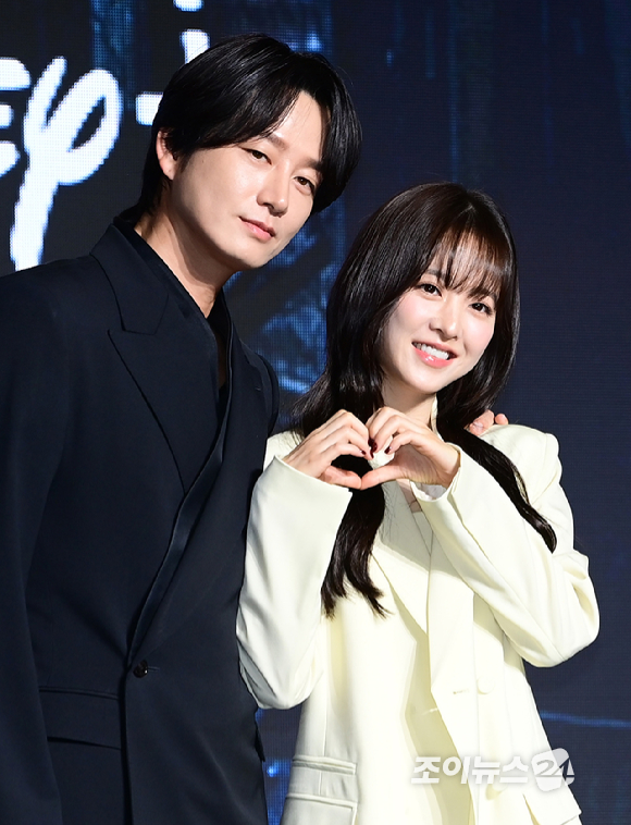 배우 이현욱과 박보영이 27일 서울 영등포구 여의도동 콘래드 서울 호텔에서 열린 디즈니+ 오리지널 시리즈 '골드랜드' 제작발표회에 참석하고 있다. [사진=정소희 기자]