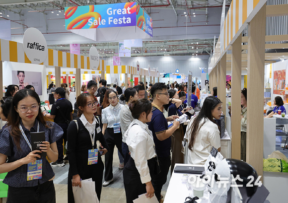 5일 베트남 호치민 SECC전시장에서 한국무역협회 주관 코엑스 주최로 열린 2025 베트남 국제 프리미엄 소비재전(VIPREMIUM)을 찾은 관람객들이 전시상품을 시식 해보고 있다. [사진=사진공동취재단]