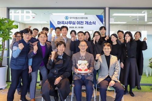 김정훈(가운데) 신임 우미에스테이트 대표와 임직원들이 지난 19일 서울 강서구 '마곡 뉴브 클라우드힐스'에서 열린 사무실 이전을 기념하며 기념촬영을 하고 있다. [사진=우미건설]