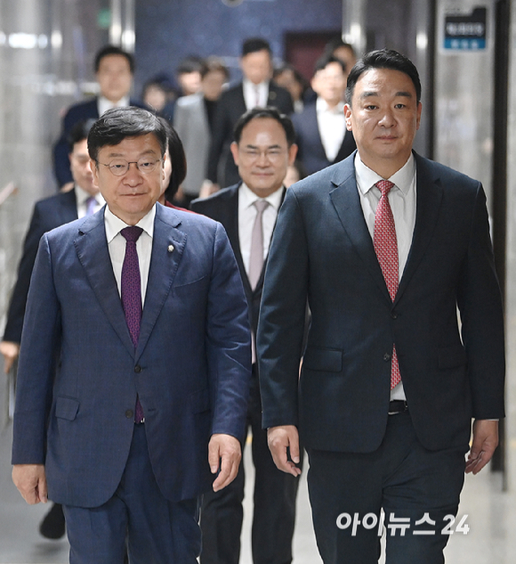정점식 국민의힘 원내대표가 19일 서울 여의도 국회에서 열린 원내대책회의에 참석하고 있다. [사진=곽영래 기자]