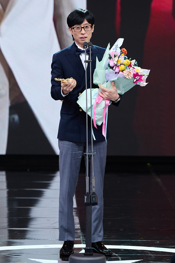 유재석이 29일 열린 '2025 MBC방송연예대상'에서 대상 수상소감을 이야기 하고 있다. [사진=MBC]