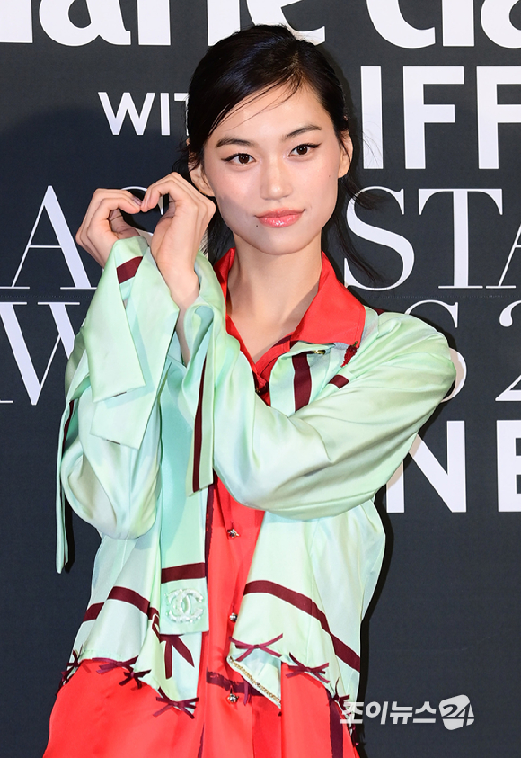 배우 김도연이 7일 부산 파라다이스 호텔에서 열린 마리끌레르 WITH BIFF 아시아스타어워즈 2026 포토월 행사에 참석하고 있다. [사진=정소희 기자]