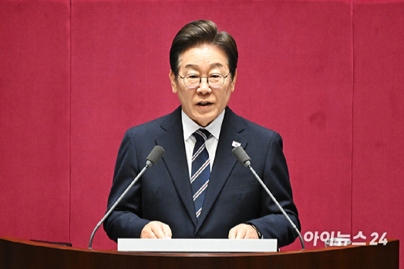 이재명 대통령이 26일 국회에서 열린 제426회국회(임시회) 제2차 본회의에서 2025년도 제2회 추가경정예산안에 대한 정부의 시정연설을 하고 있다. [사진=국회사진기자단]