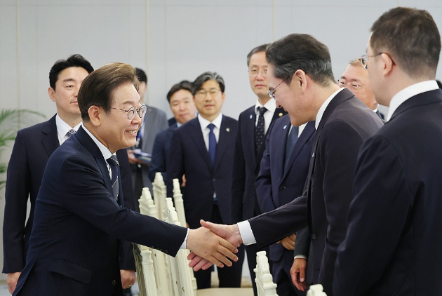 이재명 대통령이 서울 용산 대통령실에서 열린 6경제단체&middot;기업인 간담회에서 이재용 삼성전자 회장과 악수하고 있다. [사진=연합뉴스]