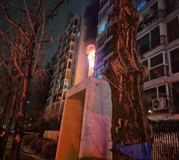 24일 서울 송파구 방이동 한 아파트에서 화재가 발생했다. [사진=연합뉴스, 송파소방서]