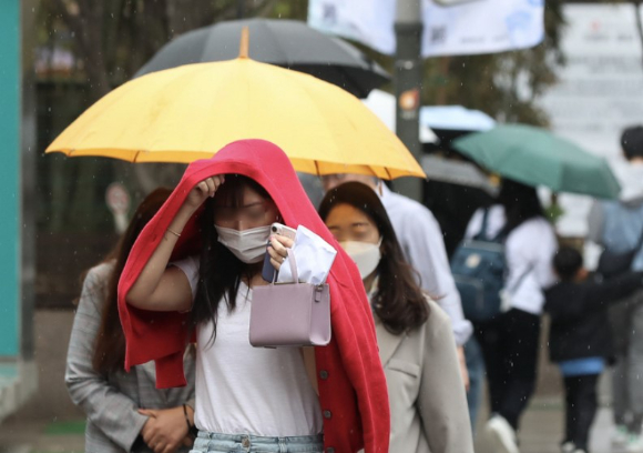 지난달  25일 서울 중구 명동 거리에서 시민들이 이동하고 있다. [사진=뉴시스]