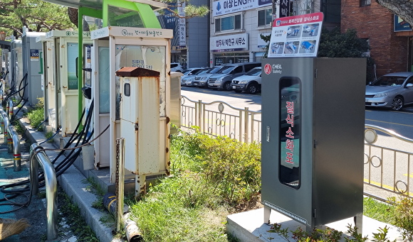 경주시청 정문 주차장 옆에 질식소화포가 설치돼 있다.   [사진=경주시청]