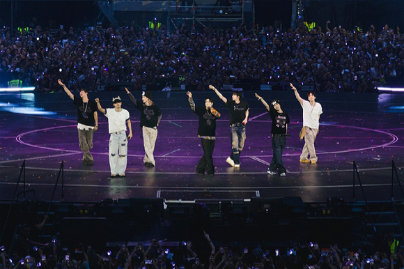 방탄소년단이 영국 런던의 토트넘 홋스퍼 스타디움(Tottenham Hotspur Stadium)에서 &lsquo;BTS WORLD TOUR &lsquo;ARIRANG&rsquo; IN LONDON&rsquo;을 개최, 무대를 선보이고 있다. [사진=빅히트뮤직]