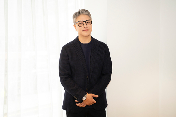 '로또 1등도 출근합니다' 윤영빈 감독이 인터뷰에 앞서 사진촬영을 하고 있다. [사진=티빙 ]