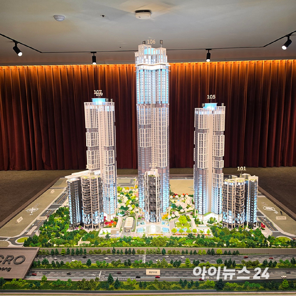 압구정5구역의 DL이앤씨 조합원 홍보관에 마련된 단지 모형도. 2026.05.18 [사진=이효정 기자 ]