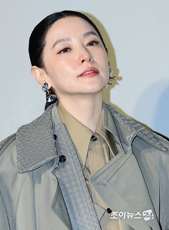 배우 이영애가 28일 오후 서울 성동구 성수동 에스팩토리D동에서 열린 보테가 베네타 2026 여름 프라이빗 뷰 포토콜 행사에 참석하고 있다. [사진=정소희 기자]