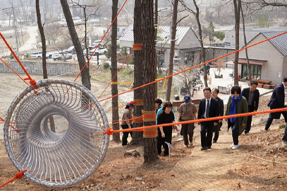 박은식 산림청장(오른쪽에서 다섯번째)이 27일 경기도 이천의 산림복지분야 현장을 방문해 시설을 점검하고 있다 [사진=산림청]