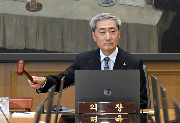 신현송 한국은행 총재가 27일 오전 서울 중구 한국은행에서 열린 금융통화위원회 본회의에 참석해 의사봉을 두드리고 있다. [사진=사진공동취재단]