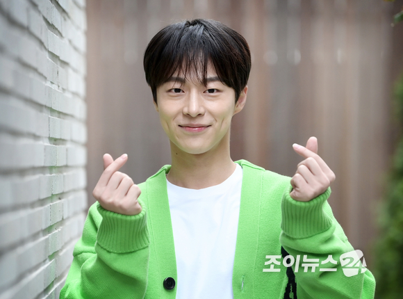 종영한 SBS 월화드라마 '치얼업'에서 연희대 응원단 단장 '박정우' 역을 매력적으로 소화한 배우 배인혁이 12일 서울 논현동의 한 카페에서 진행된 라운드 인터뷰에 앞서 포즈를 취하고 있다. [사진=정소희 기자]
