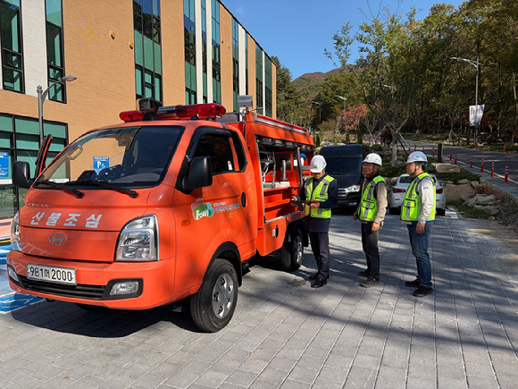 한국산림복지진흥원 황성태(왼쪽 첫 번째) 부원장은 국립진안고원산림치유원에서 직원들과 함께 산림복지시설 산불 피해 예방을 위한 안전점검을 실시하고 있다. [사진=한국산림복지진흥원]
