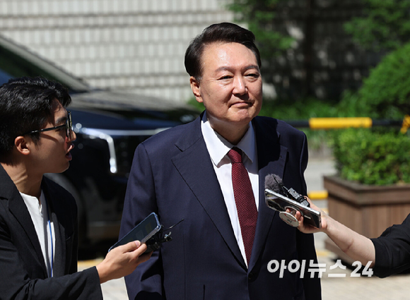 윤석열 전 대통령이 23일 서울 서초구 서울중앙지방법원에서 열린 내란 우두머리 혐의·직권남용 권리행사 방해 혐의 사건 8차 공판에 출석하고 있다. [사진=사진공동취재단]