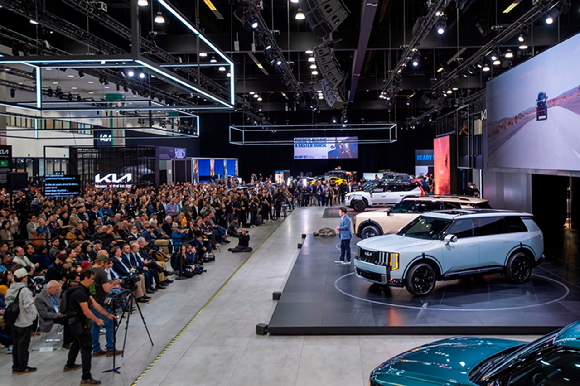윤승규 기아 부사장이 20일(현지시간) 미국 로스앤젤레스 LA 컨벤션 센터에서 열린 '2025 LA 오토쇼'에서 신형 텔루라이드에 대해 설명하고 있다. (왼쪽부터) 신형 텔루라이드 오프로드 특화 모델 X-Pro, 신형 텔루라이드 하이브리드. [사진=기아]