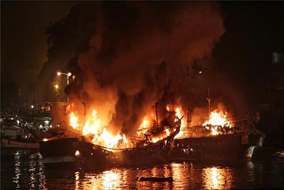 지난 2010년 9월 7일 서귀포항 내에서 발생한 화재로 9척의 배가 불타고 있다. [사진=서귀포수협 제공]