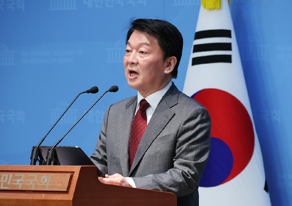 안철수 국민의힘 의원이 지난달 27일 서울 여의도 국회 소통관에서 국민께 드리는 호소문을 발표하고 있다. [사진=연합뉴스]