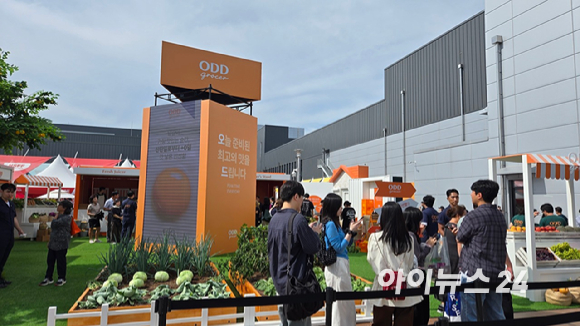 26일 전북 익산 하림 퍼스트키친에서 개막한 NS푸드페스타 2025 in 익산 행사 첫날 관람객들로 북적이고 있다. [사진=진광찬 기자]