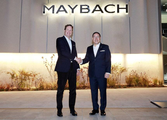 올라 칼레니우스 메르세데스-벤츠 회장(왼쪽)과 조현상 HS효성 부회장이 13일 서울 강남구 마이바흐 브랜드센터 서울에서 기념촬영을 하고 있다. [사진=HS효성]