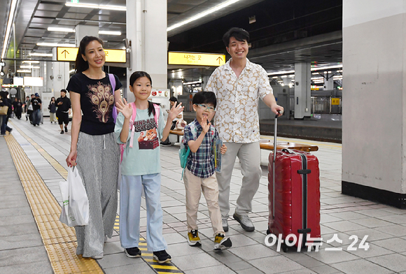 추석 연휴를 하루 앞둔 23일 오전 서울 용산역을 찾은 한 가족이 고향으로 향하는 기차를 탑승하고 있다. [사진=곽영래 기자]