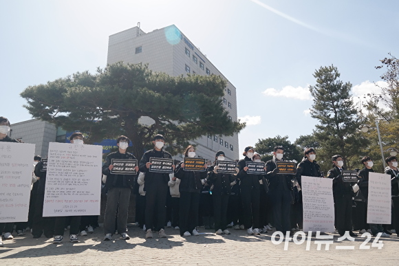 충북대학교 의과대학 학생 130여명이 8일 오후 충북대학교 대학본부 건물 앞에서 침묵시위를 벌이고 있다.2024.3.8 [사진=임양규 기자]