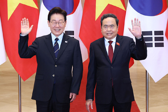 베트남을 국빈 방문 중인 이재명 대통령이 23일(현지시간) 하노이 국회의사당에서 쩐 타인 먼 국회의장과 면담 전 기념촬영을 하고 있다. 2026.4.23 [사진=연합뉴스]