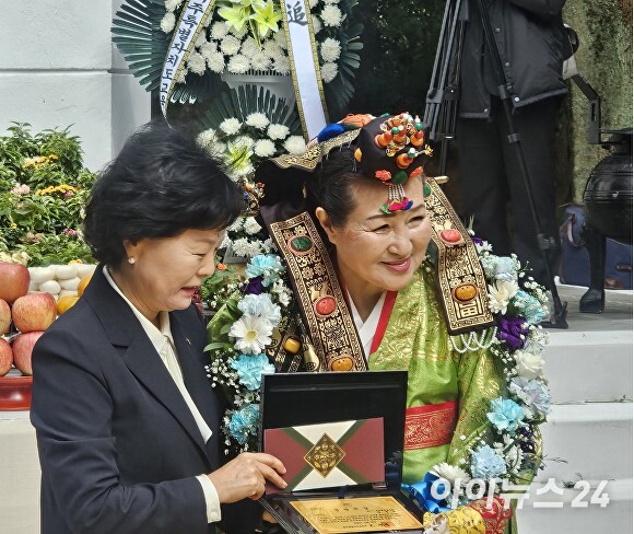 조선시대 제주의 의인 김만덕을 기리는 ‘제45회 김만덕제 봉행 및 김만덕상 시상식’이 20일 오전 10시 사라봉 모충사에서 열렸다. 김만덕상 시상식에서 김애숙 제주도정무부지사가 봉사 부문 수상자 김춘열 씨에게 상패와 부상 500만원을 전달하고 있다. [사진=박태진 기자]