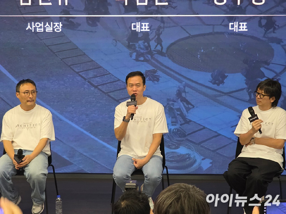 (왼쪽부터) 김민규 드림에이지 사업실장, 박범진 아쿠아트리 대표, 정우용 드림에이지 대표가 지난 15일 서울 중구 젠지게이밍익스피리언스에서 열린 '아키텍트: 랜드 오브 엑자일' 미디어 시연회에서 포즈를 취하고 있다. [사진=박정민 기자]