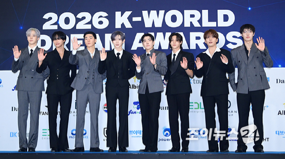 그룹 에이티즈(ATEEZ)가 27일 경기 고양시 킨텍스에서 열린 2026 케이 월드 드림 어워즈(K WORLD DREAM AWARDS)' 블루카펫에 참석하고 있다. [사진=정소희 기자]