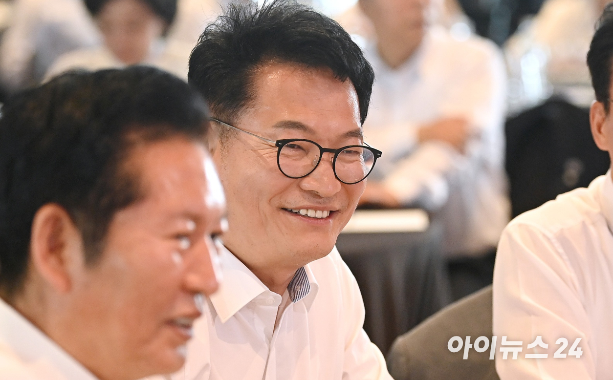 정청래 전 더불어민주당 대표(왼쪽부터)와 송영길 전 대표, 김민석 전 총리가 지난 3일 서울 용산구 서울드래곤시티에서 열린 22대 후반기 국회 대비 더불어민주당 국회의원 워크숍에서 대화하고 있다. [사진=곽영래 기자]